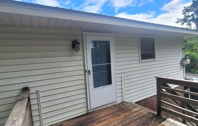 RENOVATED 1/1 w/ Deck, Washer/Dryer, & Granite Counters in Walkable Midtown Area! Available Now for $875/month!