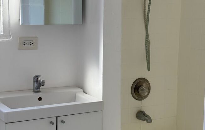 1 bed, 1 bath, 400 sqft, $1,695, Unit 6