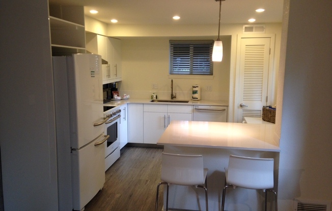 2 beds, 1 bath, 900 sqft, $2,910, Unit Maxwell #1