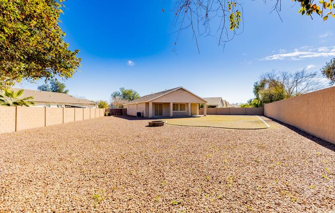 3 BED, 2 BATH + DEN BEAUTIFUL RESIDENCE IN GLENDALE!
