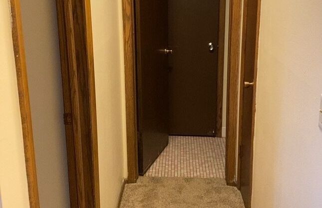 1 bed, 1 bath, 700 sqft, $899, Unit Custer-307