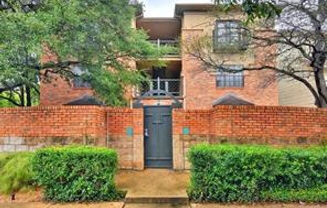 1/1 Condo Walking Distance to UT