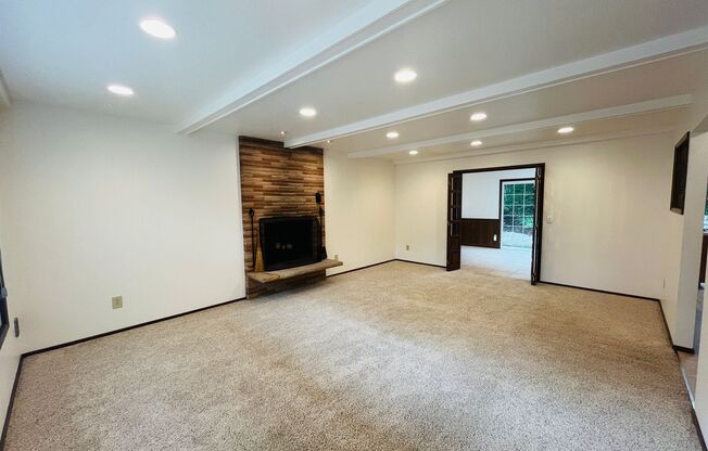 Charming One-Level Home in Garden Home — Near Washington Square & Trader Joe’s! Landscaping Included + $500 Off First Month’s Rent!