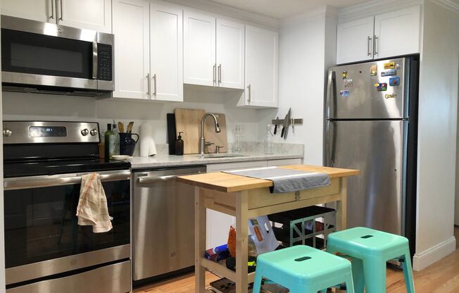 2 beds, 1 bath, $3,000, Unit 5