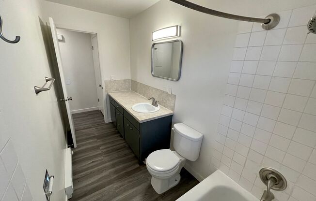 2 beds, 1 bath, 760 sqft, $1,100, Unit 12