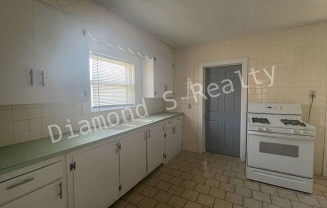 2 beds, 1 bath, $899