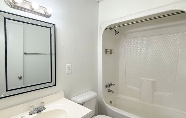 2 beds, 1 bath, 800 sqft, $1,095, Unit B6