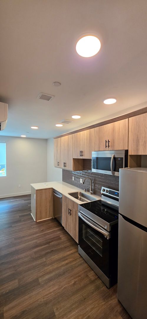 Studio, 1 bath, 443 sqft, $2,100, Unit 208