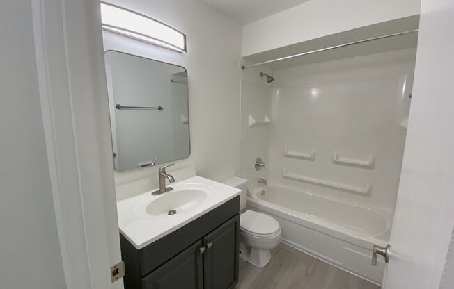 2 beds, 1 bath, 890 sqft, $1,555, Unit 43