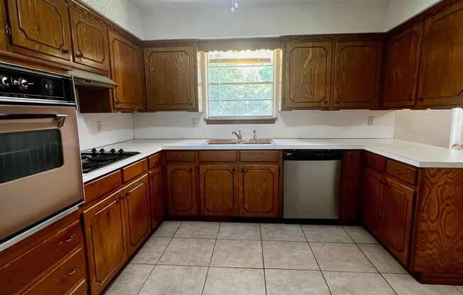 3 beds, 2 baths, $1,650