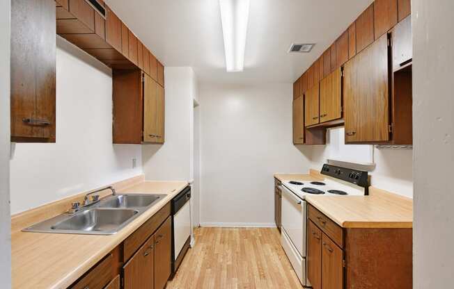 Fully Equipped Kitchen at Sherwood Forest Apartment Homes, Kankakee
