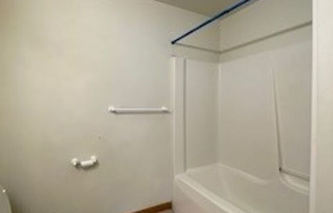 2 beds, 1 bath, $895, Unit APT. 2