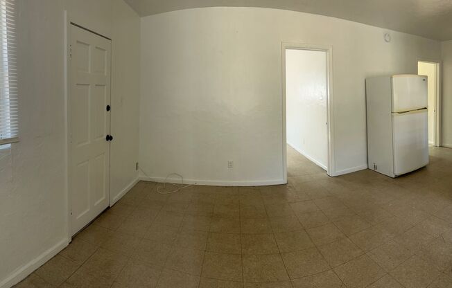 Cozy 2 Bedroom, 1 Bath Apartment in Charming Sarasota Duplex