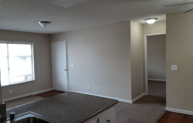 2 beds, 1 bath, 800 sqft, $2,100, Unit 52