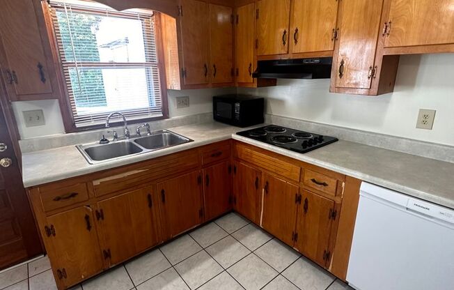 2 beds, 1.5 baths, 900 sqft, $1,440, Unit F-11