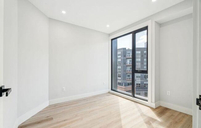 2 beds, 1 bath, $2,550, Unit 205