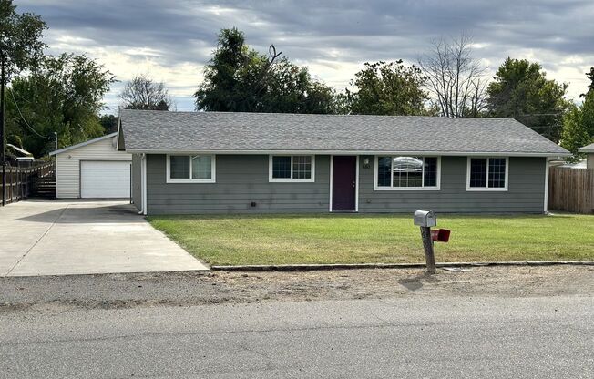 Charming 3-Bedroom, 2-Bathroom West Richland Home!