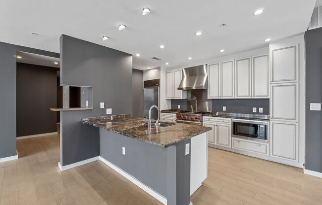 3 beds, 3 baths, $5,895, Unit UNIT 1901