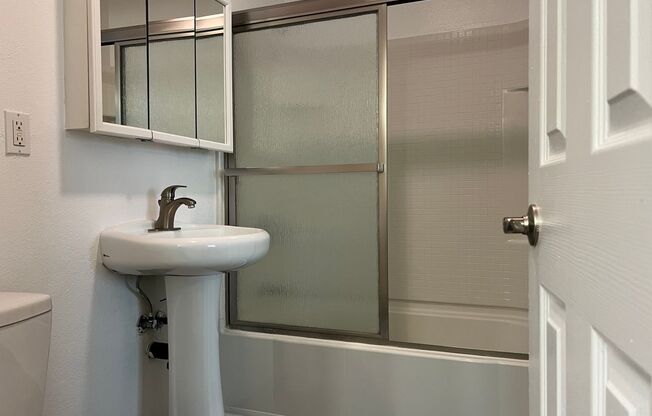 2 beds, 1 bath, 850 sqft, $2,690, Unit 1611M