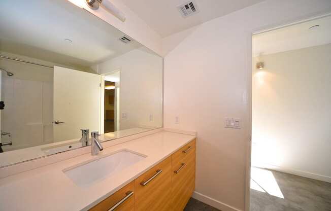 Mar Vista Lofts - Bathroom