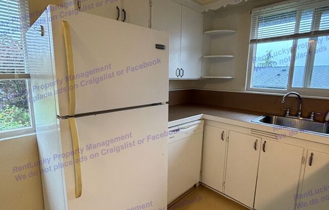 Cute 4-Bedroom Duplex w/Attached Garage in Seward Park Area in Seattle!!