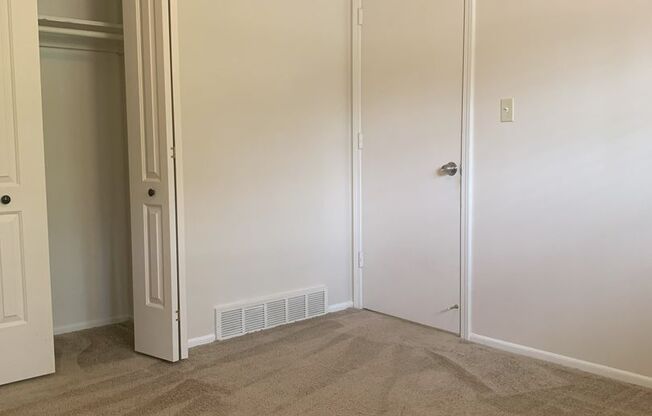 2 beds, 1 bath, 700 sqft, $880, Unit 9018