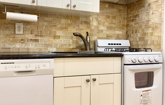 Studio, 1 bath, $3,100, Unit 1D