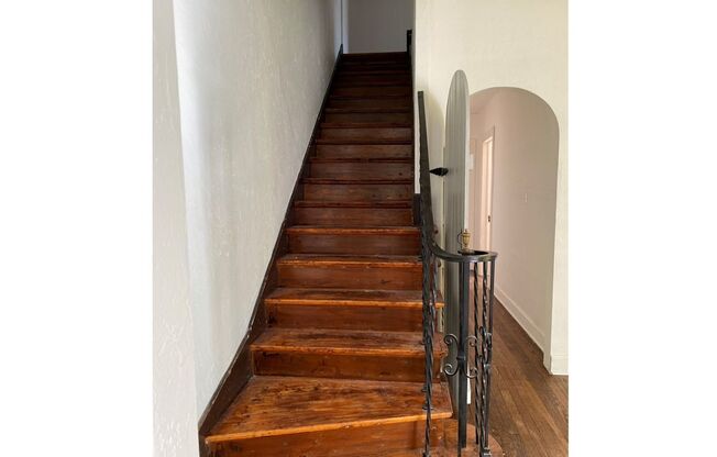 COLLEGE HILL DUPLEX w/2 car garage