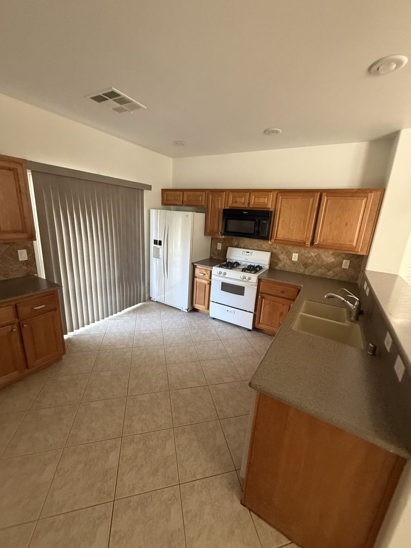 4 Bed 2 story home in Silverado Ranch