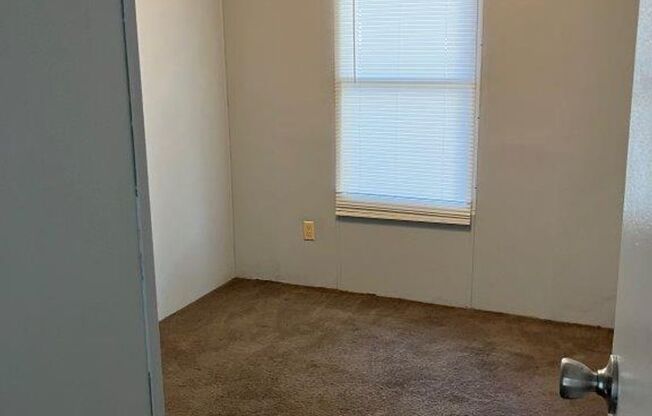 3 beds, 2 baths, 1,280 sqft, $850