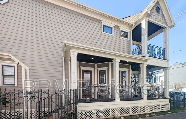 1126 W 17 ST