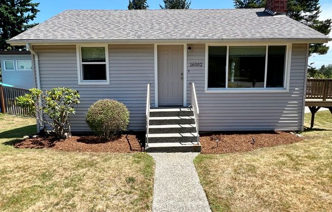 Charming 2 Bedroom Home with Expansive Yard and Unbeatable Location in Shoreline