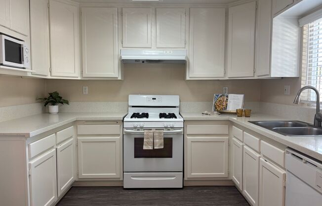 3 beds, 1 bath, 1,113 sqft, $3,130, Unit 4951C