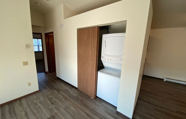 2 beds, 1 bath, $1,175, Unit 1966-7