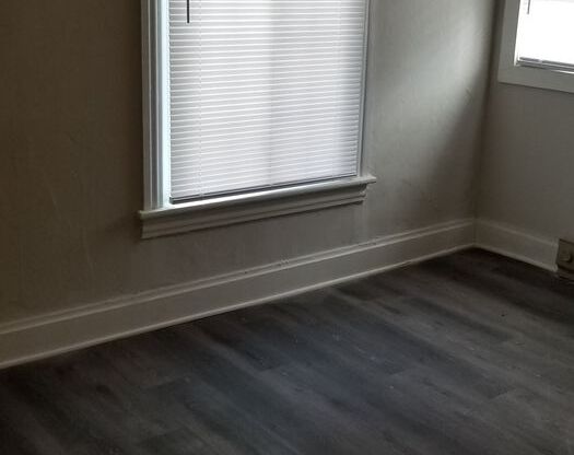 2 beds, 1 bath, $995, Unit 139 N. Church Street