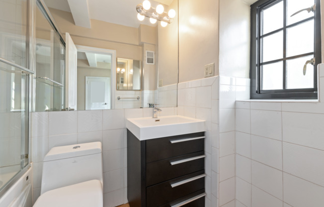 211 E 35 ST