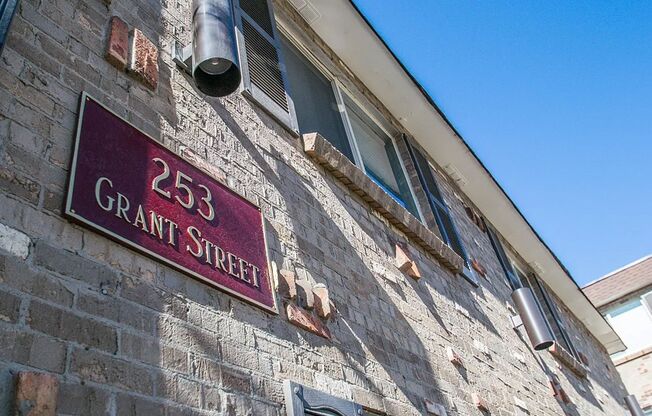 253–253 N Grant St – Spacious & Updated 1-Bedroom Apartments in West Wash Park!