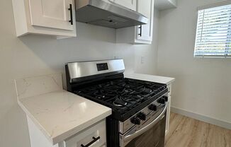 Beautiful & Spacious 2 bedroom 1 Bath Apartment Located in Long Beach. Available Now!!