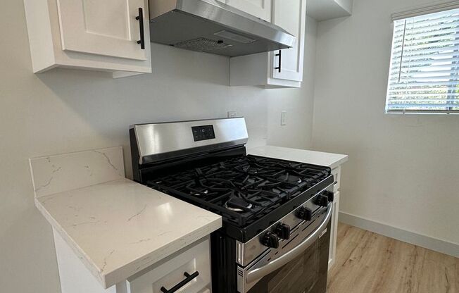 Beautiful & Spacious 2 bedroom 1 Bath Apartment Located in Long Beach. Available Now!!
