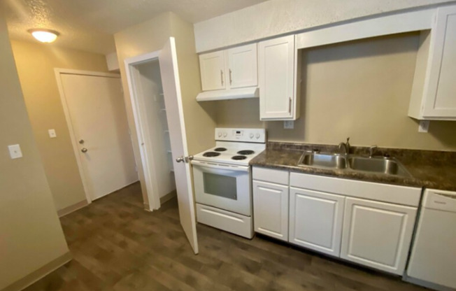 2 beds, 1 bath, 740 sqft, $875, Unit 3600-19