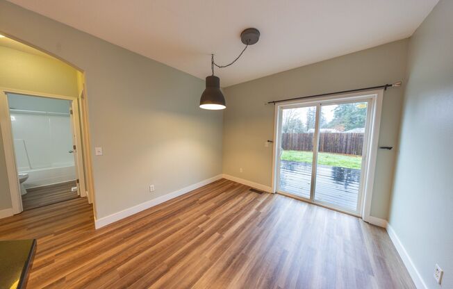 Three bedr. one level home in Washougal - Fenced yard