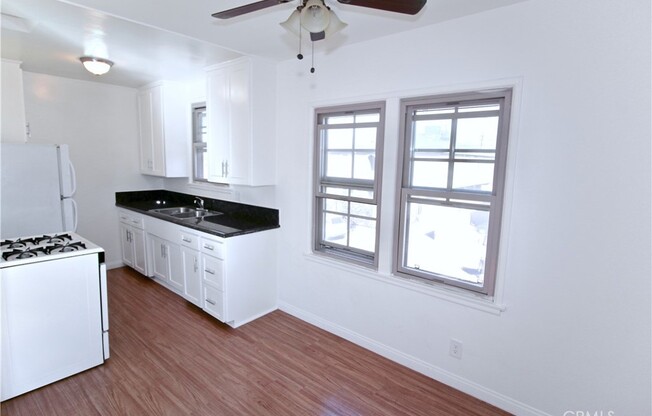 2 beds, 1 bath, 800 sqft, $1,395, Unit 12