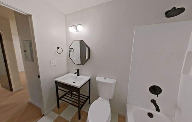 2 beds, 1 bath, 647 sqft, $1,660, Unit 28B