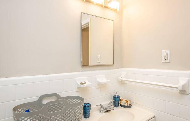 2 beds, 1 bath, 770 sqft, $1,285, Unit G2