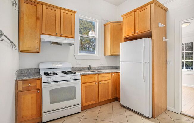 2 beds, 1 bath, $2,400, Unit 740 Pacific Ave #C - LU