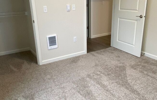 3 beds, 2 baths, 1,211 sqft, $2,400, Unit 3910-202