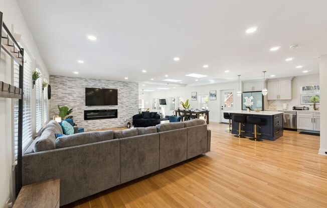 Fully Furnished: Beautiful 4-Bedroom Home with Game Room, Hot Tub, and Private Backyard – Southeast Atlanta
