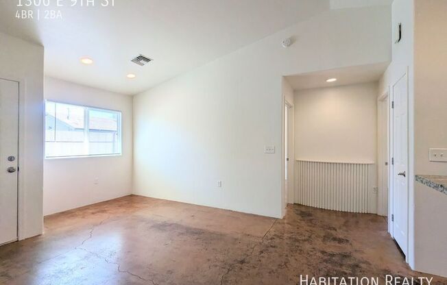 1306 E 9 ST