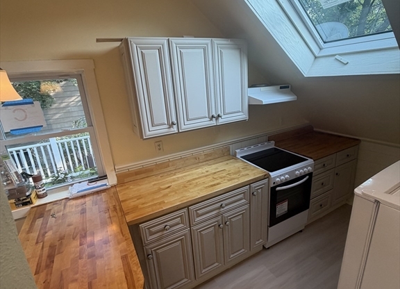 2 beds, 1 bath, 850 sqft, $2,400, Unit 3