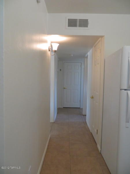 2 beds, 1 bath, $1,100